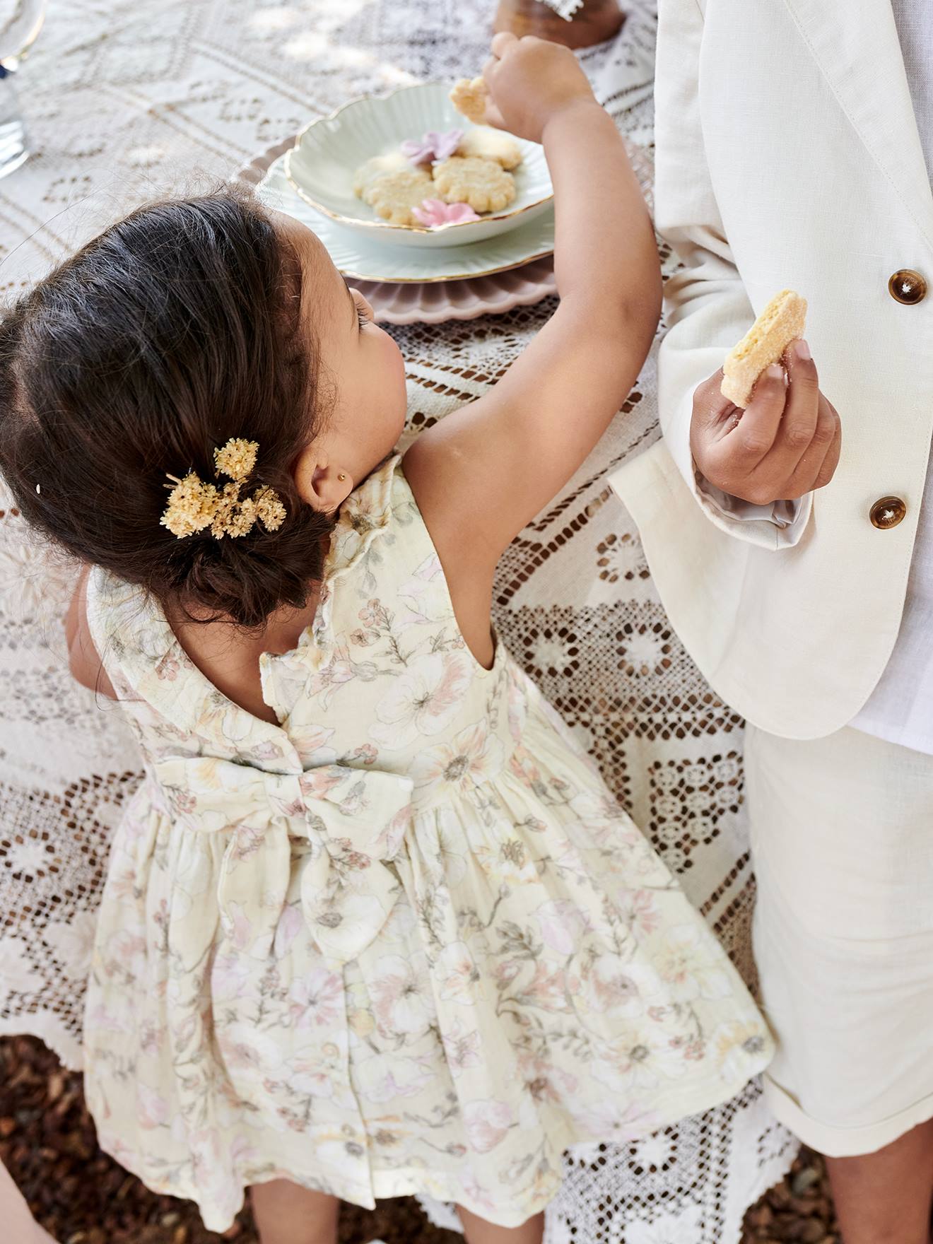 Vestido infantil em chiffon de algodão cru com estampa floral.