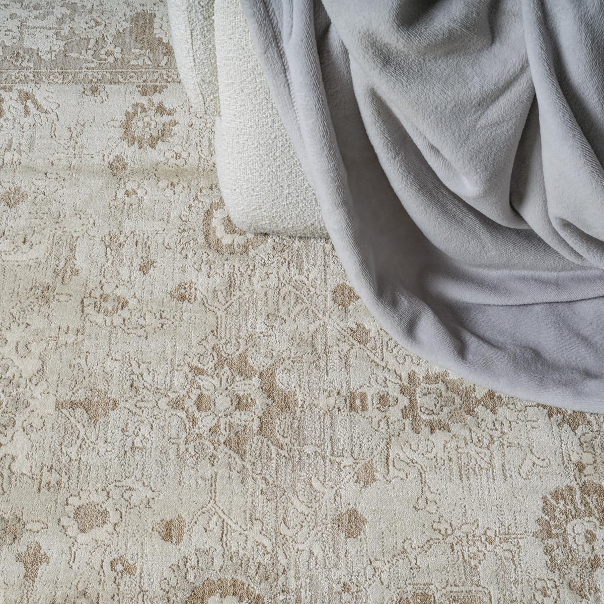 the carpet Nuvra Teppich Flauschig Weich & Pflegeleicht, Modernes Design, Oeko-Tex Standard 100, Wohnzimmerteppich Schlafzimmerteppich, Bordüre, Beige, 200 x 290 cm