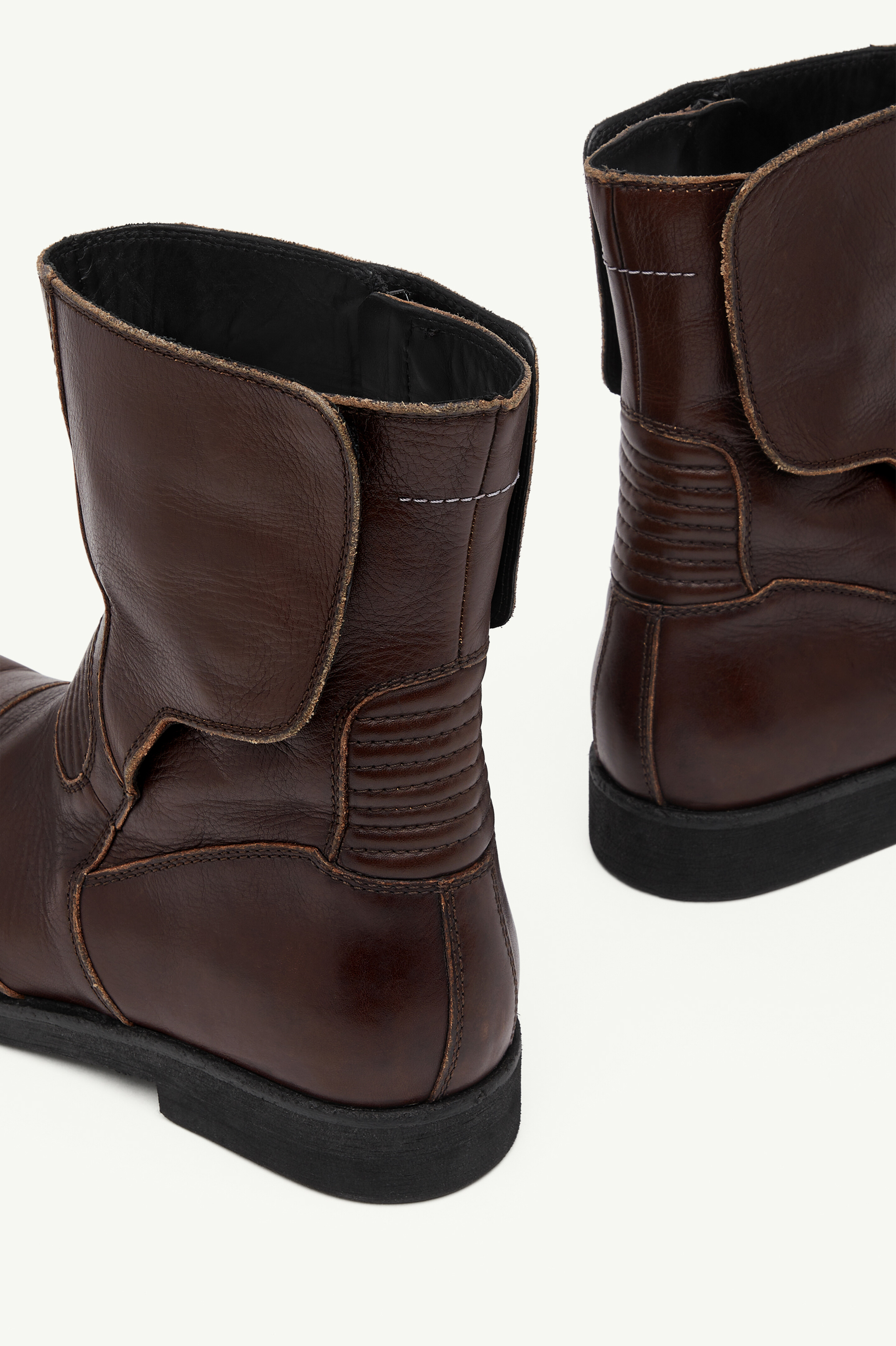 Bottines biker mi-mollet en cuir pour homme | MM6 Châtaigne