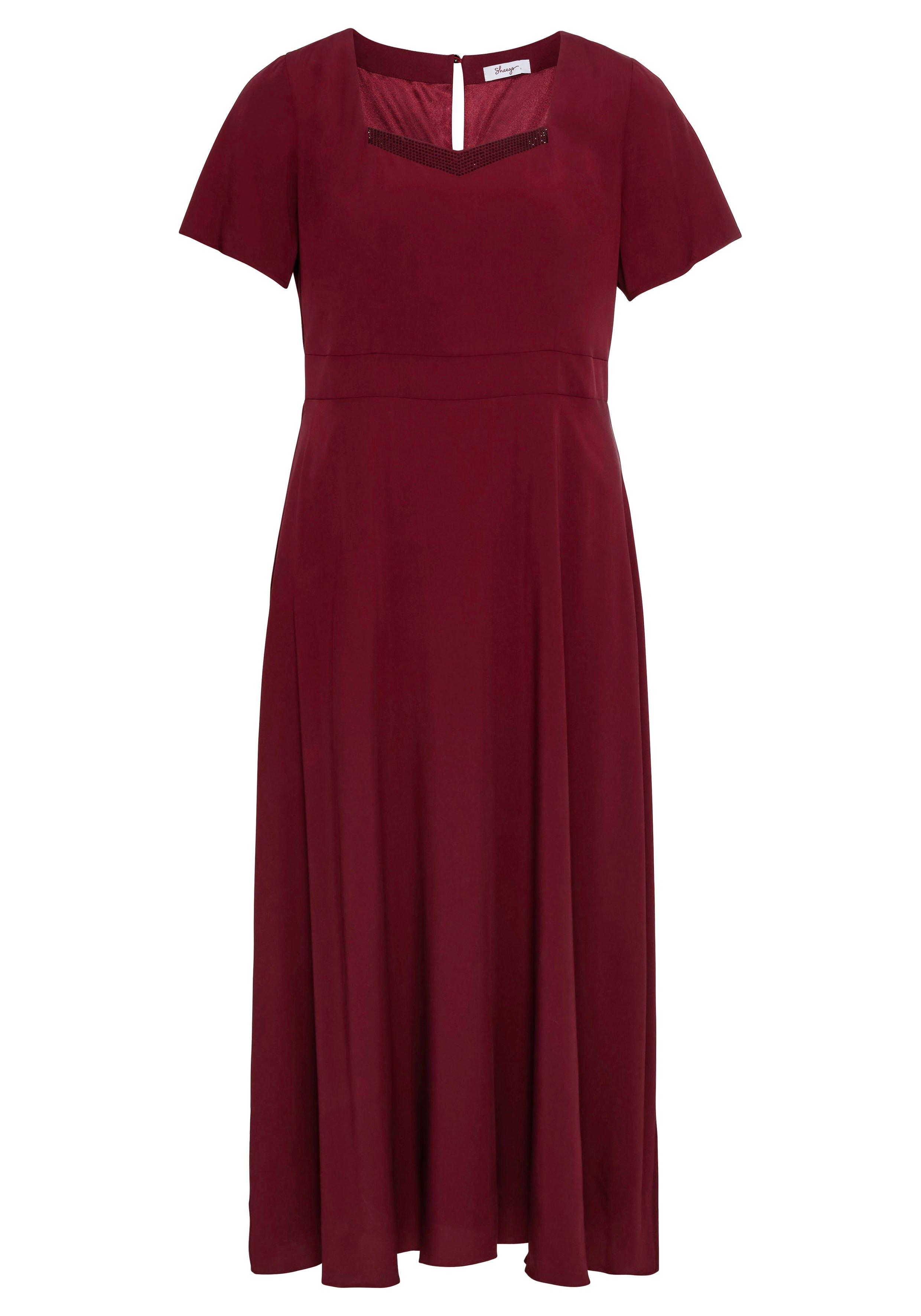 Abendkleid mit Schmucksteinen am Ausschnitt