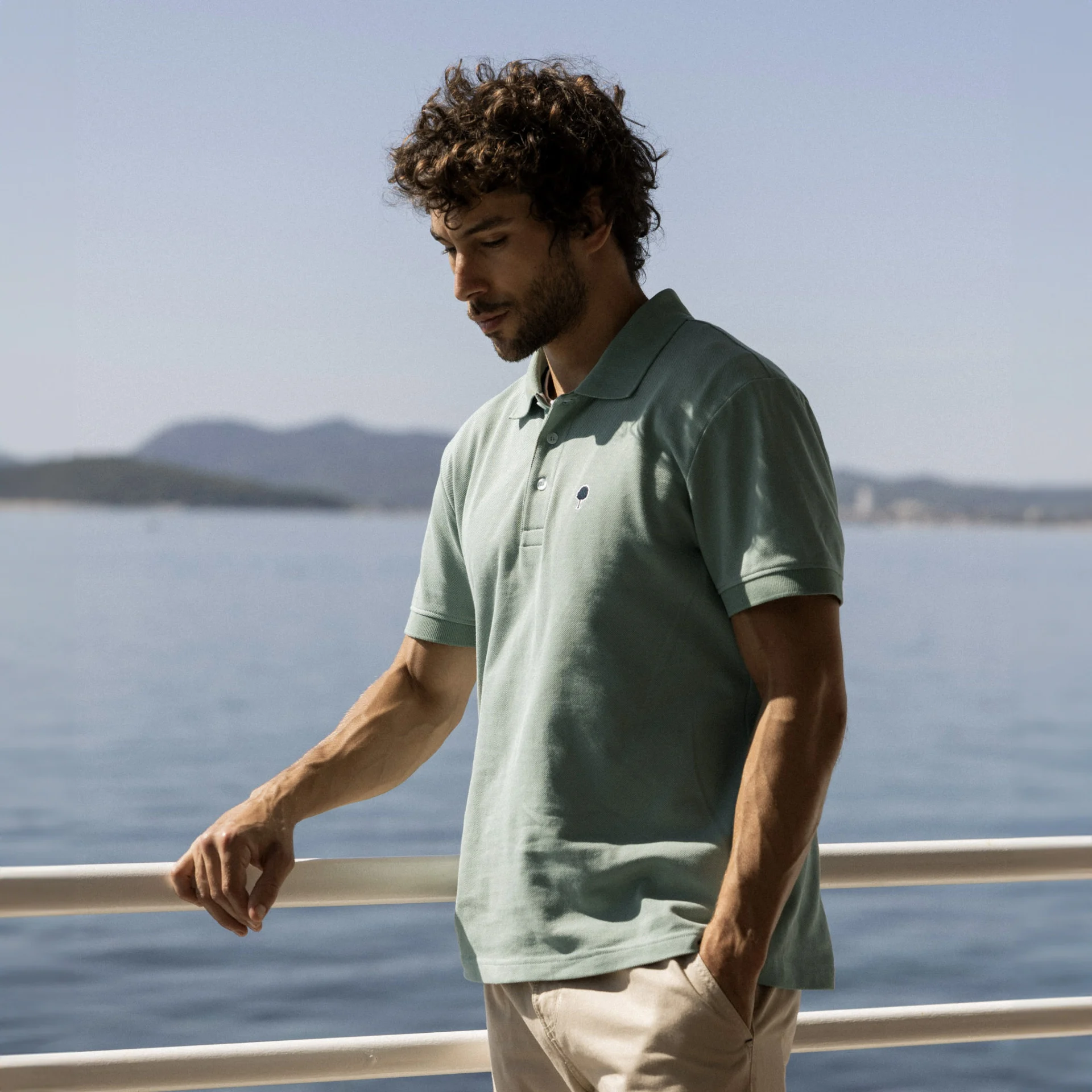 Polo vert clair broderie arbre coton et coton recyclé - modèle lumigny