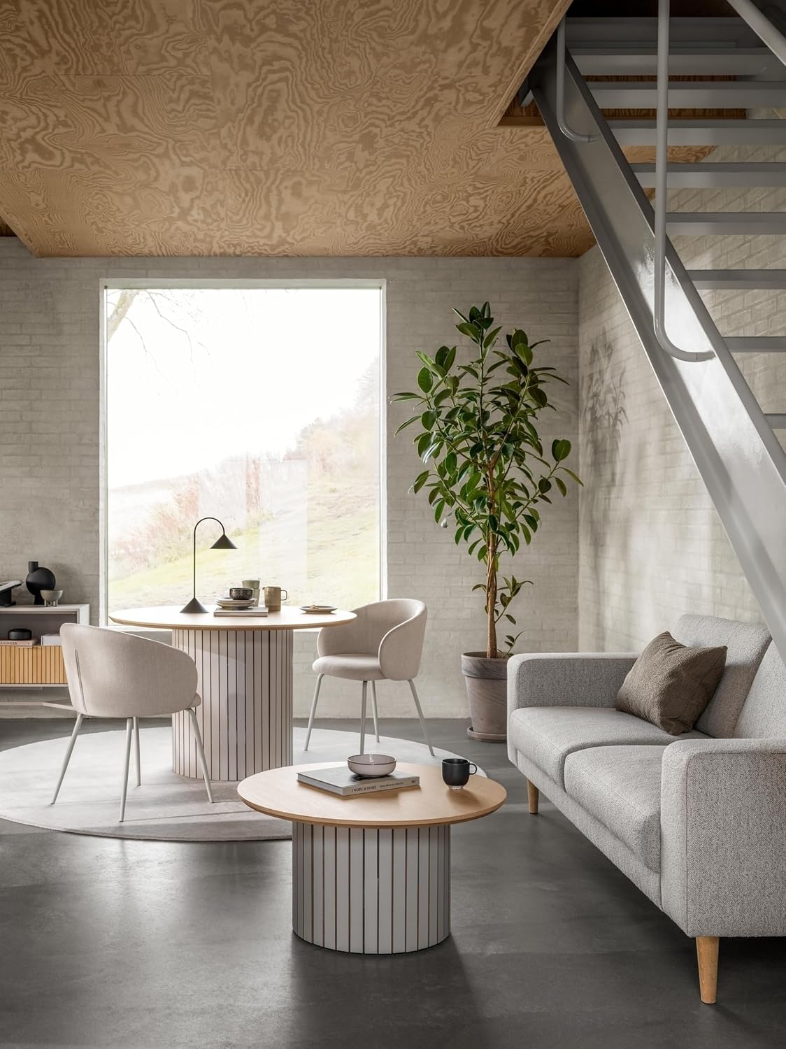 Esszimmerstuhl >Eleanor< 2er-Set mit Armlehnen, Stoffbezug in Beige, pulverbeschichtetes Stahlgestell in Grau-beige, hoher Sitzkomfort & langlebige Qualität, modern & robust, 55,5x79x55cm (BxHxT).