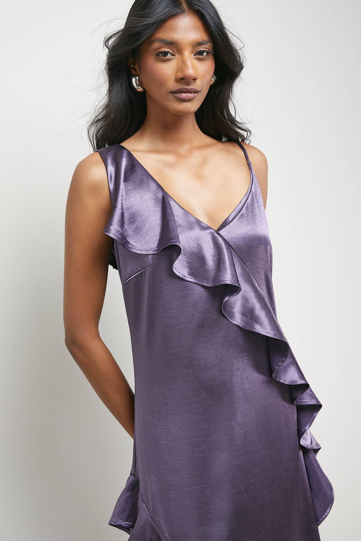 Warehouse (S) Robe Nuisette Midi Métallisée en Satin avec Volants et Décolleté Haut