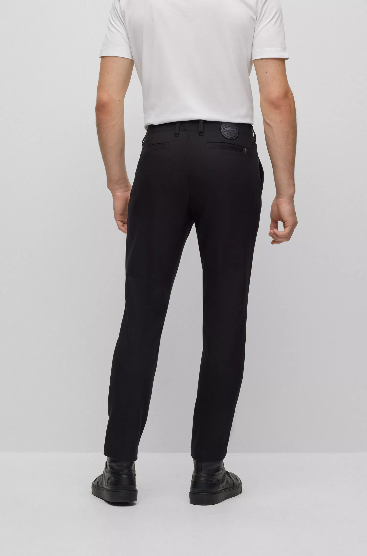 Calça slim fit BOSS Black-Porsche x BOSS em mistura de algodão