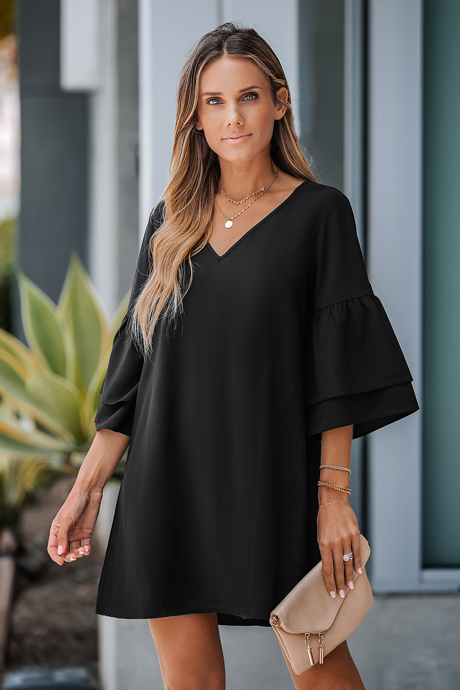 Robe courte à manches évasées et col en V à volants
