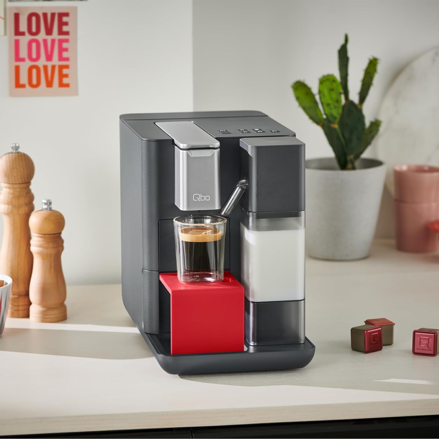 Tchibo Qbo MILK MASTER Premium Kapselmaschine inkl. 16 recyclebare Qbo Kapseln für Cappuccino, Espresso, Caffè Crema, Milchschaum auf Knopfdruck mit abnehmbarem Milchtank 300ml, Lipstick Red