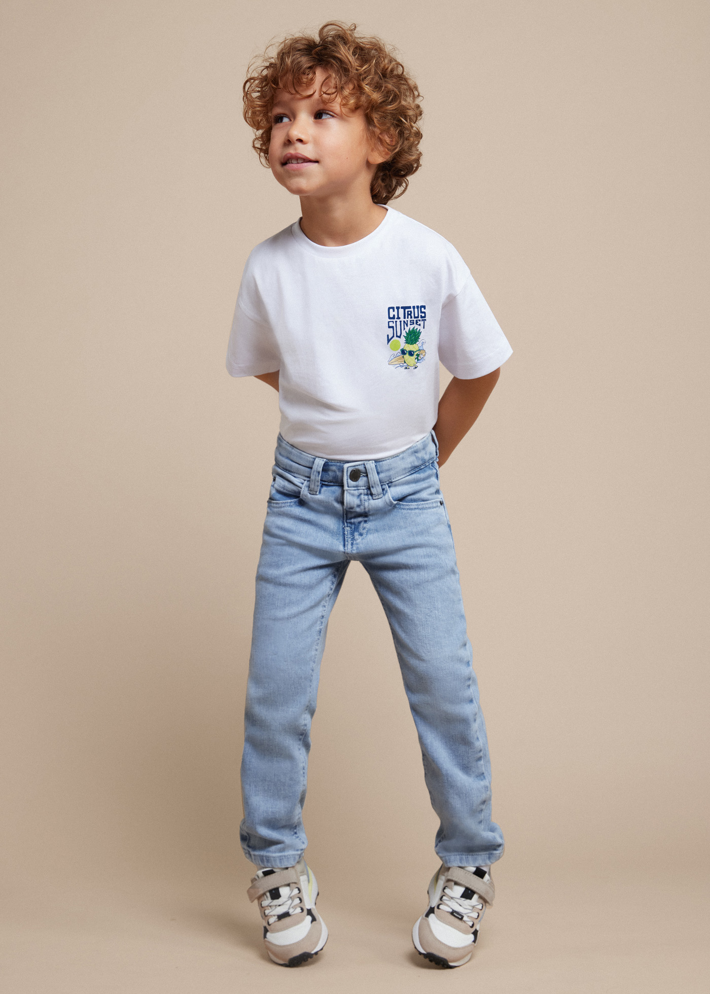 Calça jeans infantil Better Cotton, corte regular, cinza escuro.
