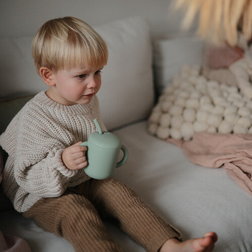 Mushie siliconen kinderbeker met rietje - cambridge blue