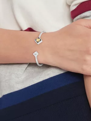 Pulseira em aço inoxidável banhada a ouro com pingente em formato de C