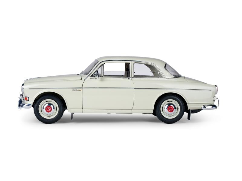 IXO Models Bausatz Volvo Amazon 122S mit Sound & Licht 1:8 Detailgetreuer Standmodellbausatz im Massstab 1:8