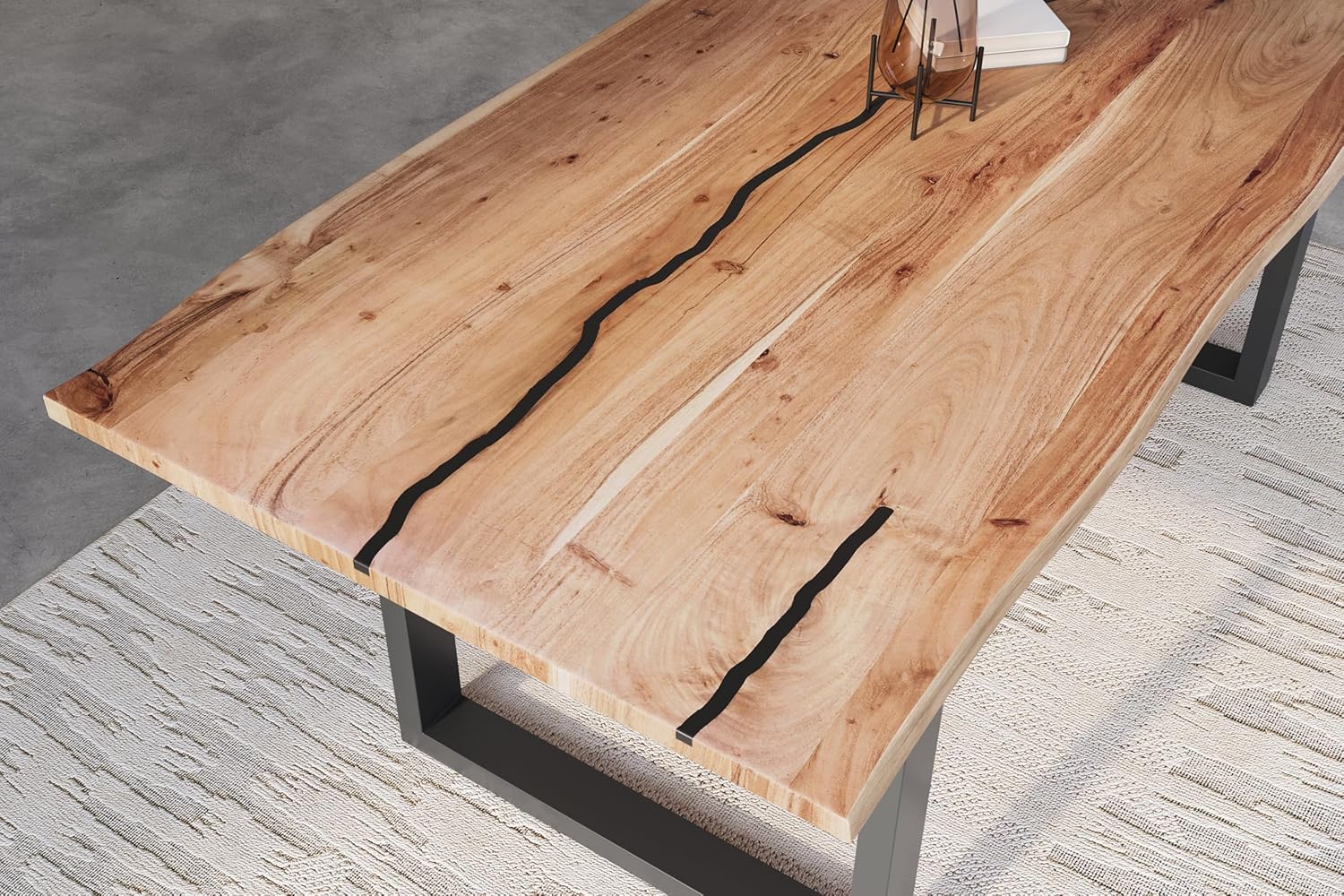SAM Baumkantentisch 220 x 100 cm Polly, Epoxidharz-Adern in Schwarz, Akazienholz massiv + naturfarben, Esstisch mit U-Eisengestell Schwarz, Tischplatte 26 mm, Esszimmertisch mit echter Baumkante