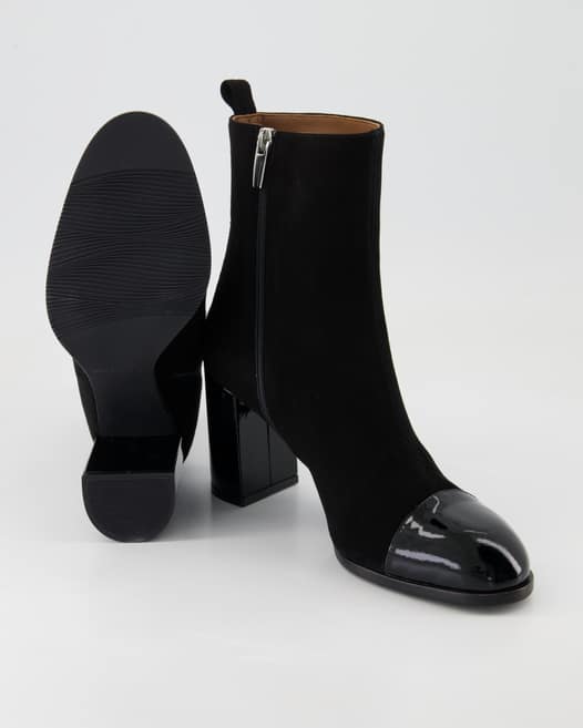 Konstantin Starke Camoscio Nero / Vernice Nero Stiefeletten in Schwarz