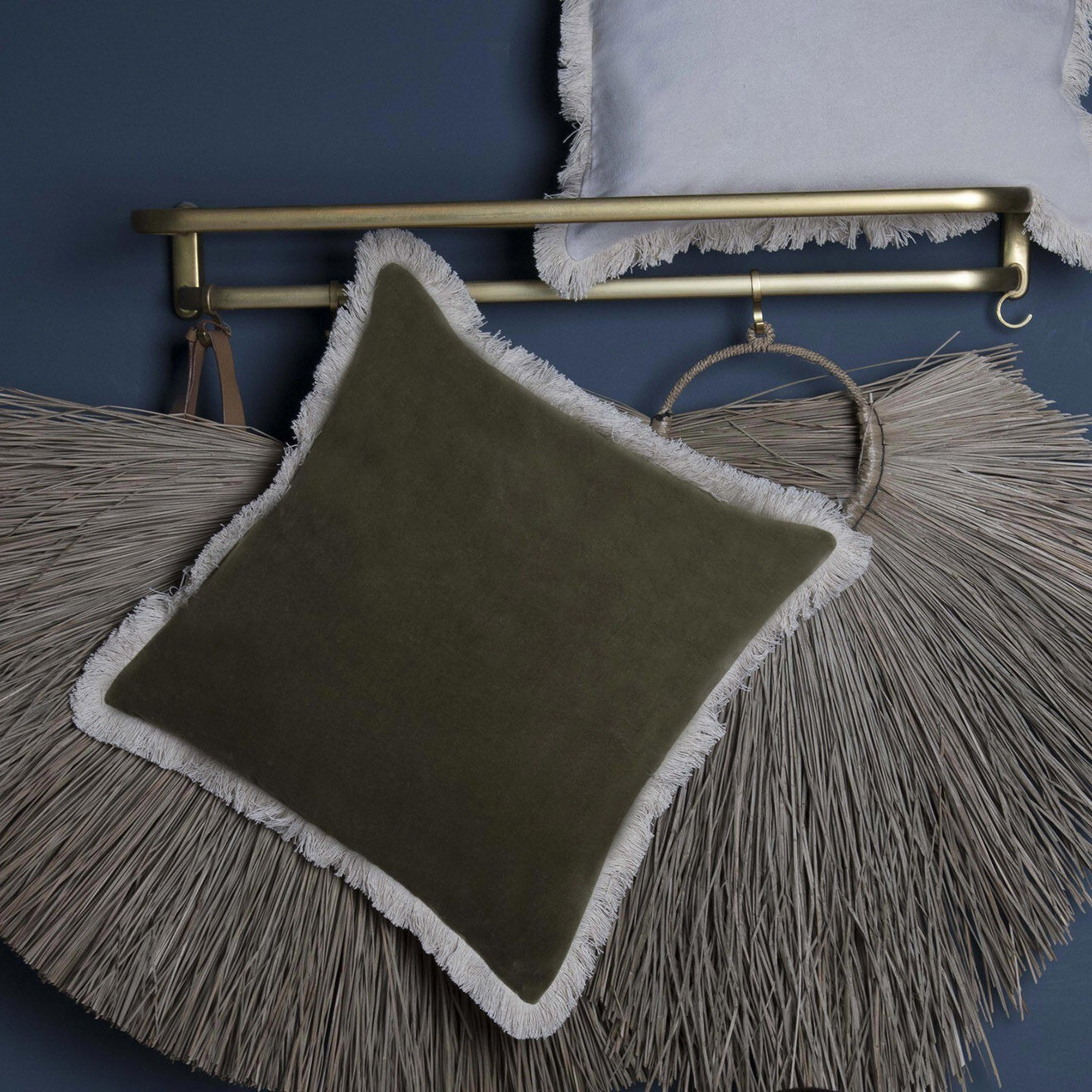 Febronie Housse de coussin en velours Budapest vert kaki - 50x50 cm
