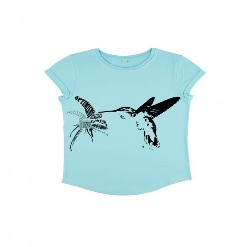 Camiseta feminina de manga curta com estampa de beija-flor turquesa em algodão orgânico, com totem animal.