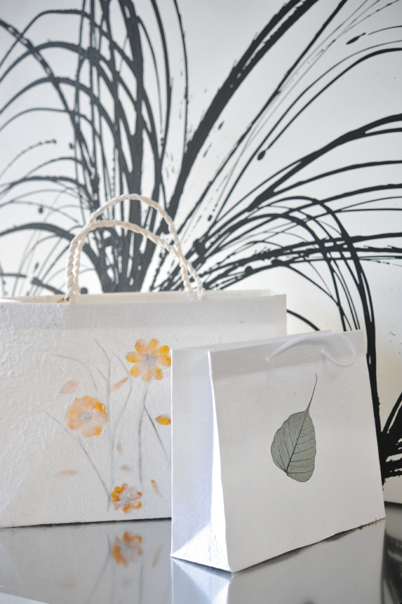 Geschenktasche aus handgeschöpftem Papier, mit echten Blüten, L 10 cm, B 40 cm, H 30 cm günstig bestellen