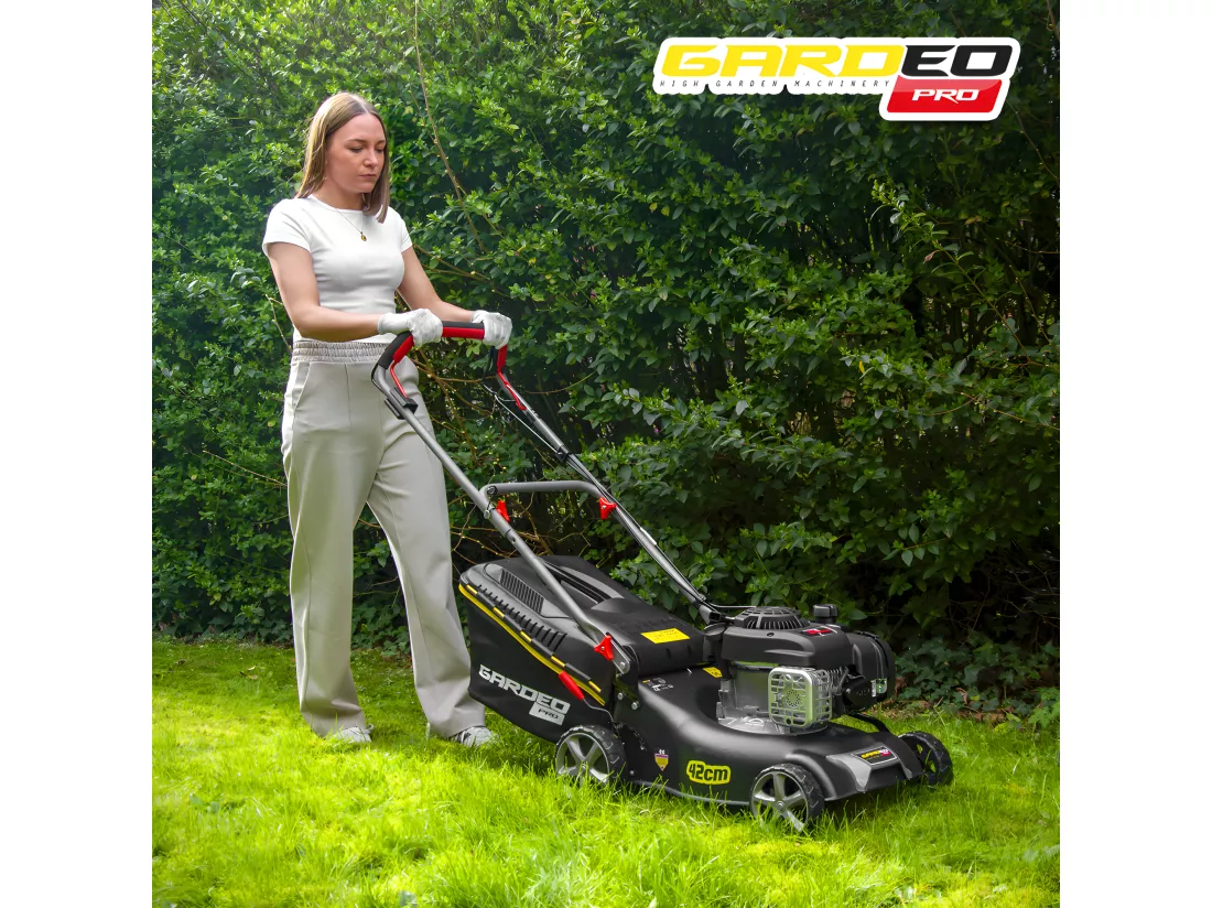 Tondeuse thermique autotractée avec moteur Briggs and Stratton125cc - 42cm livrée avec 2 lames + mulching - Gardeo Pro