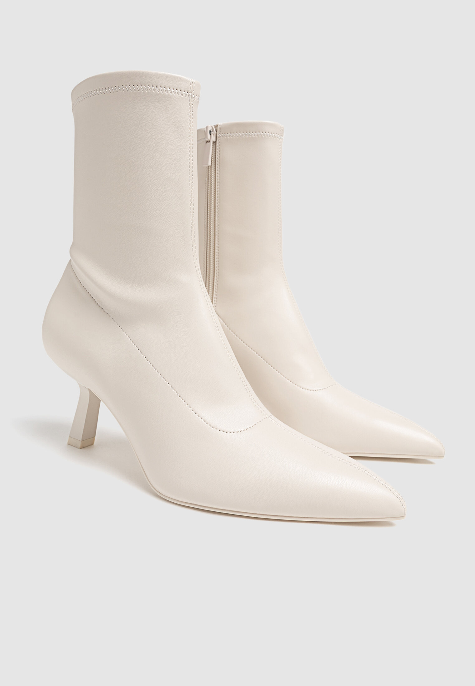 Botas de cano curto com salto elástico