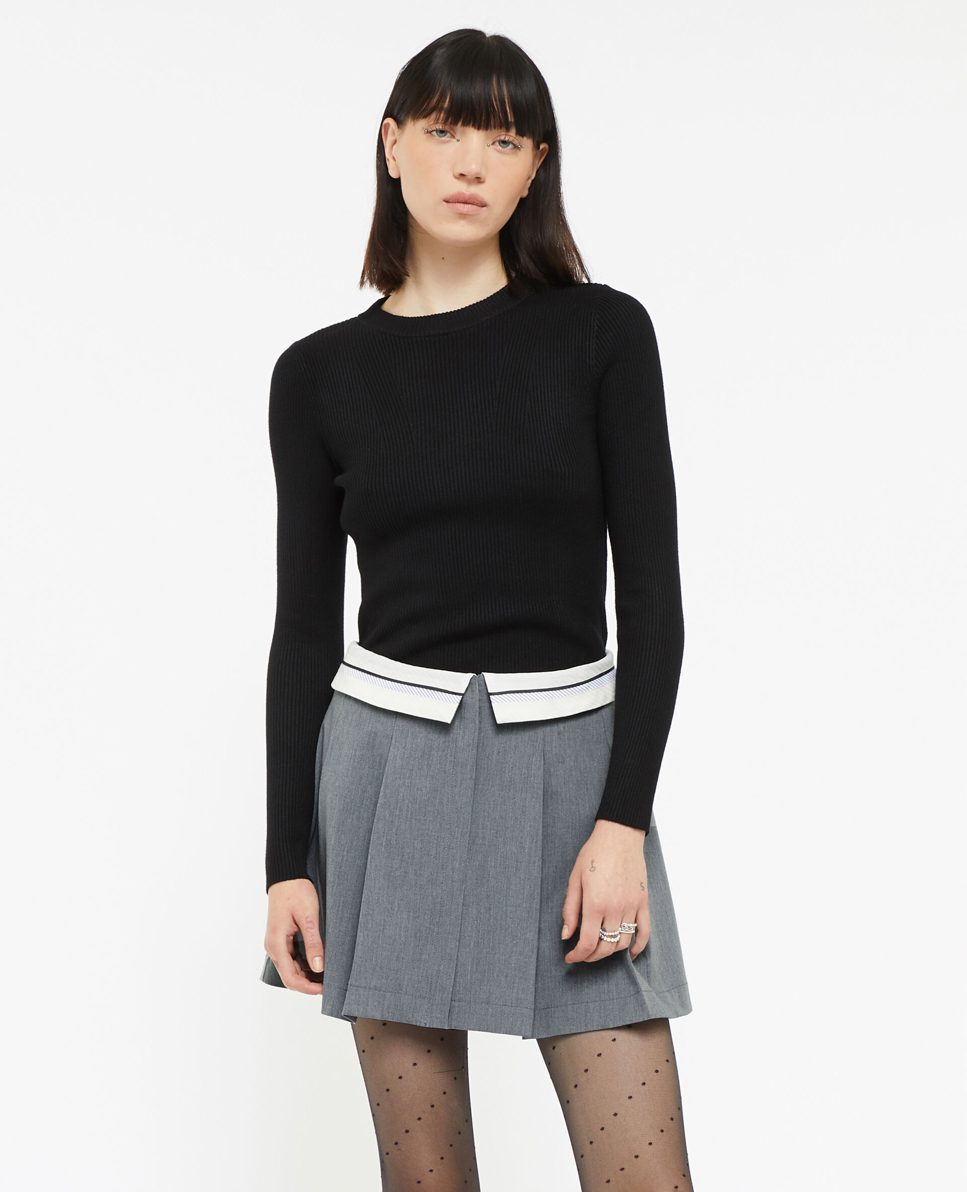 Jupe courte plissée avec ceinture fantaisie - Gris foncé
