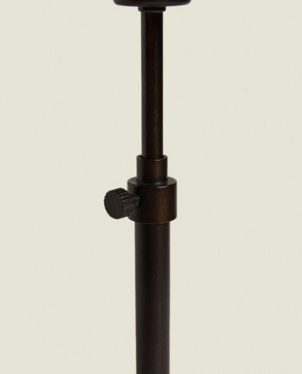 LUMINÁRIA COM BASE DE METAL E CÚPULA DE LINHO