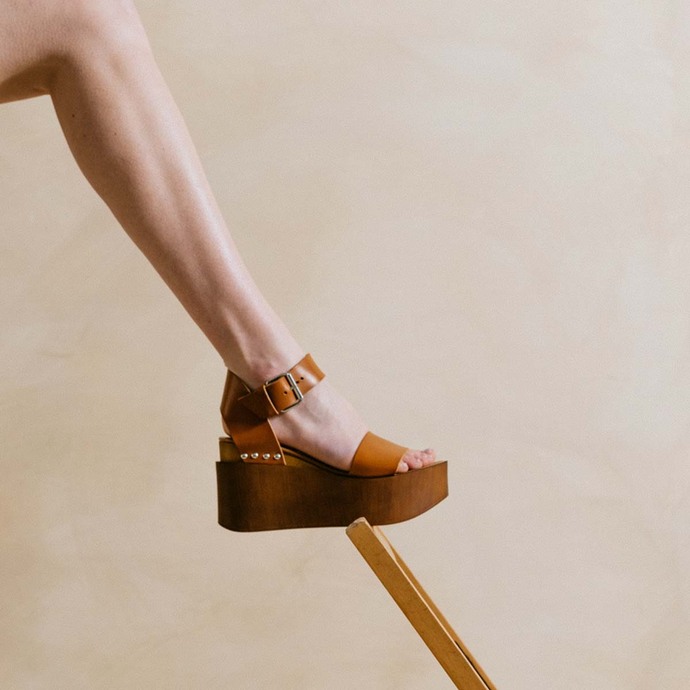 Sandales à talons compensés et détails argentés  en cuir cognac