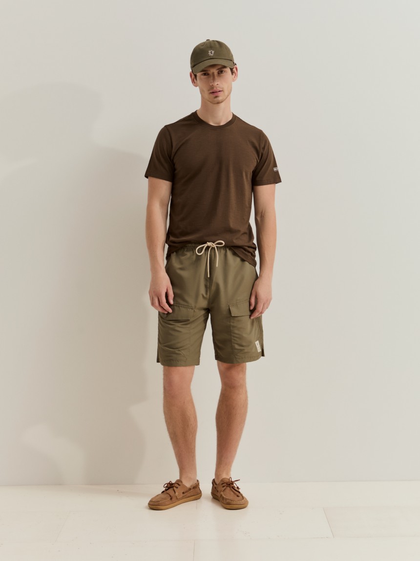 Calções com bolsos estilo cargo