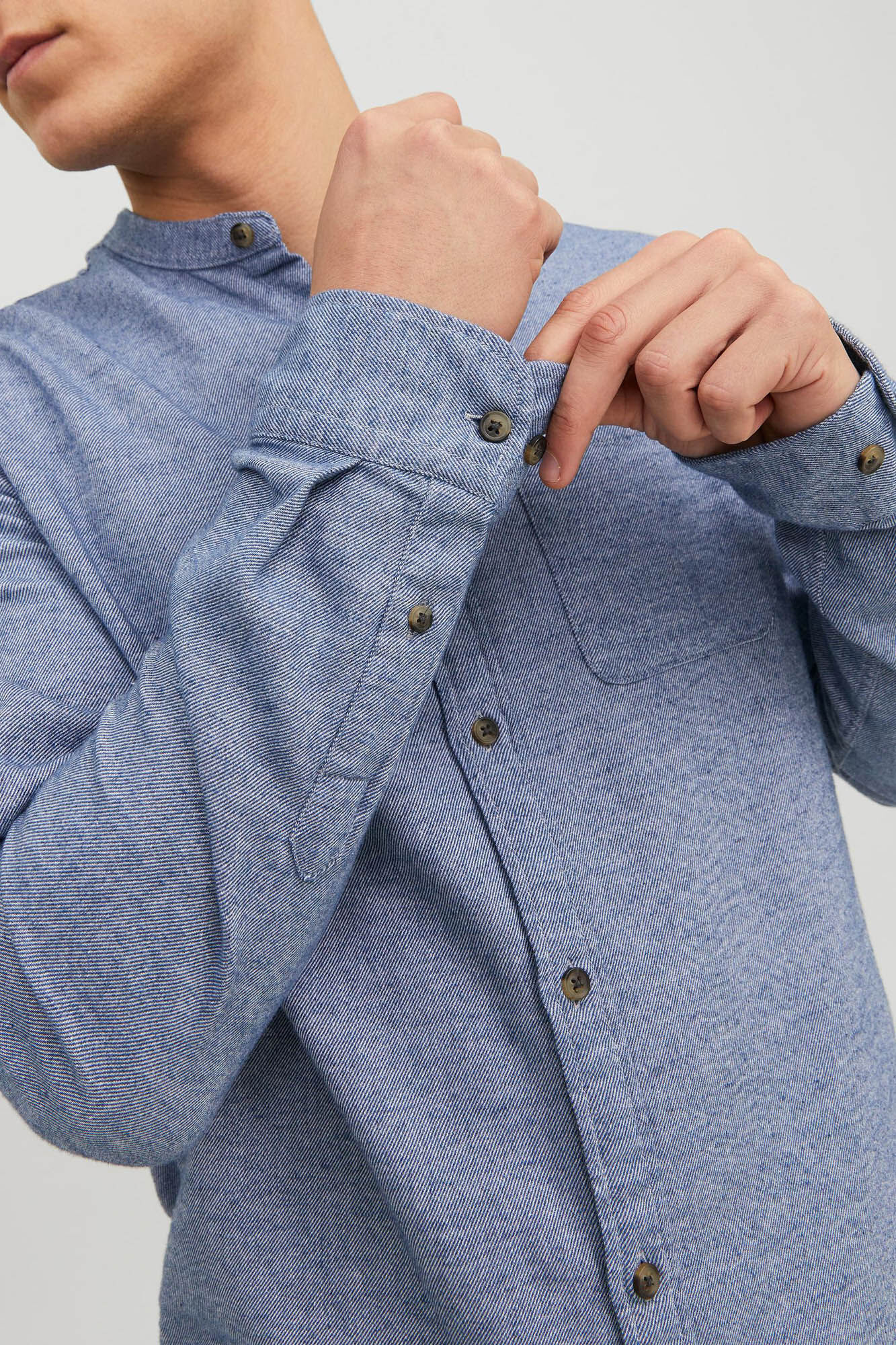 Camisa com gola mandarim, modelagem confortável.