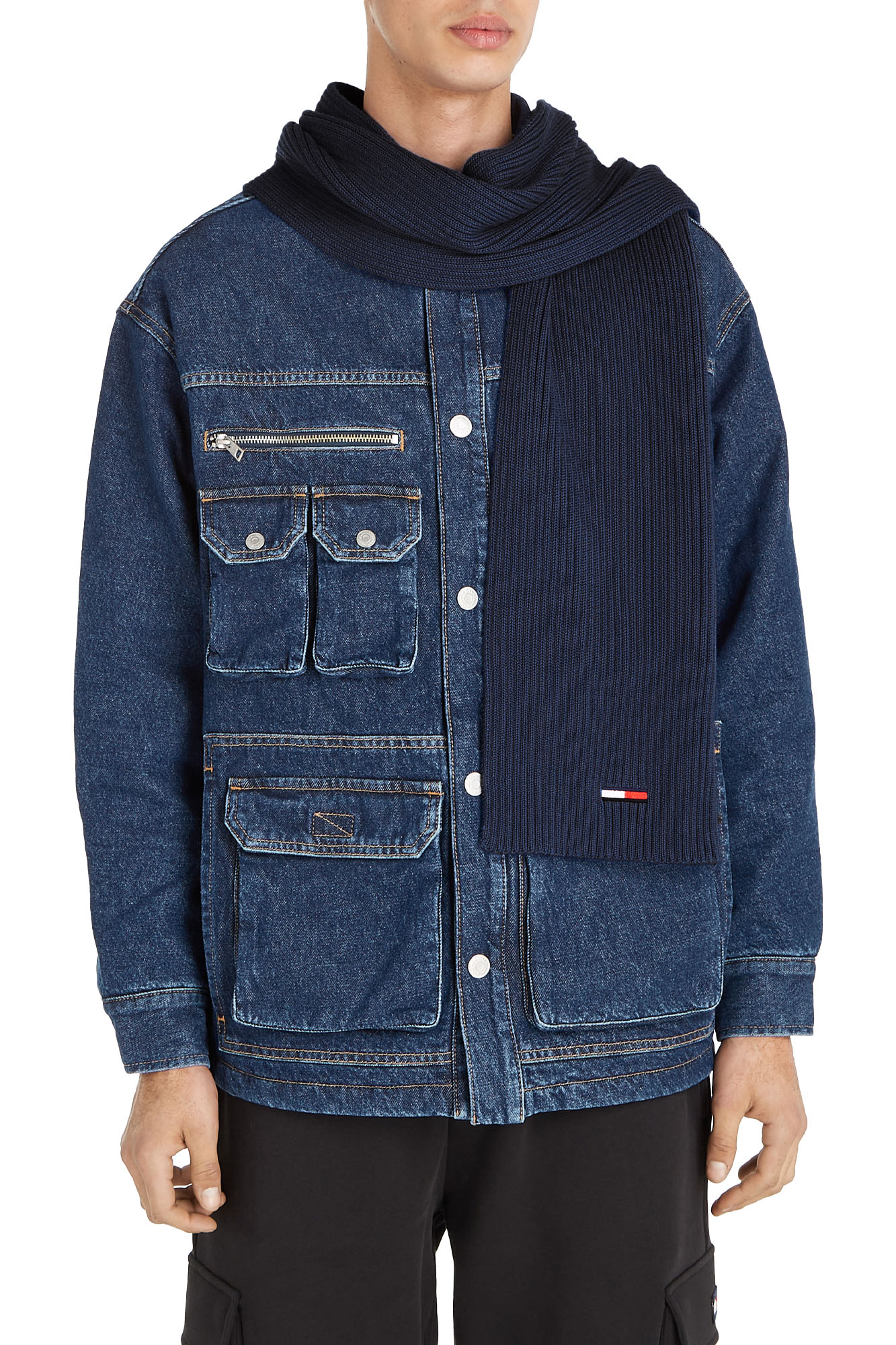 Cachecol masculino Tommy Jeans com bandeira bordada.