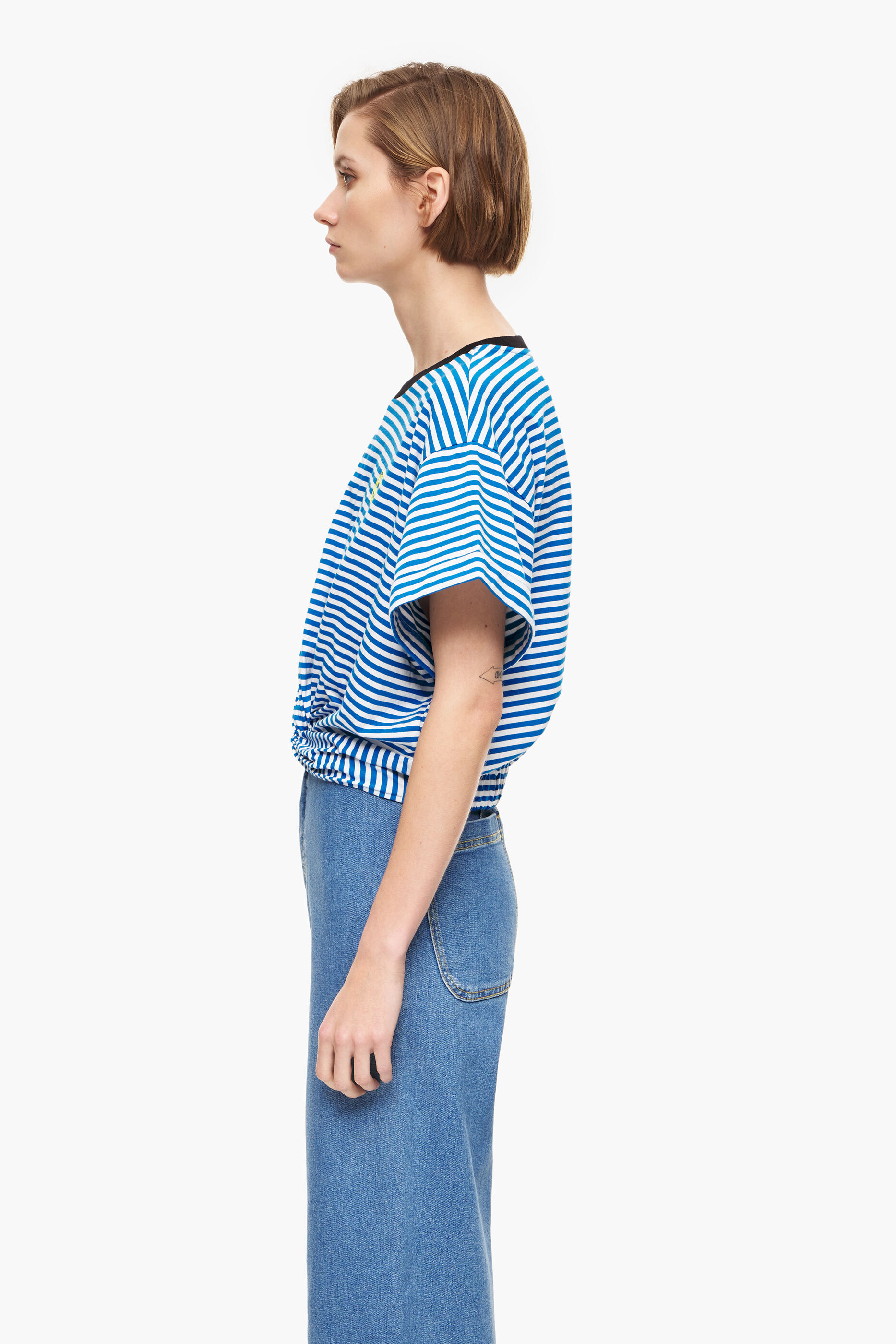 Camiseta azul quadrada com nó