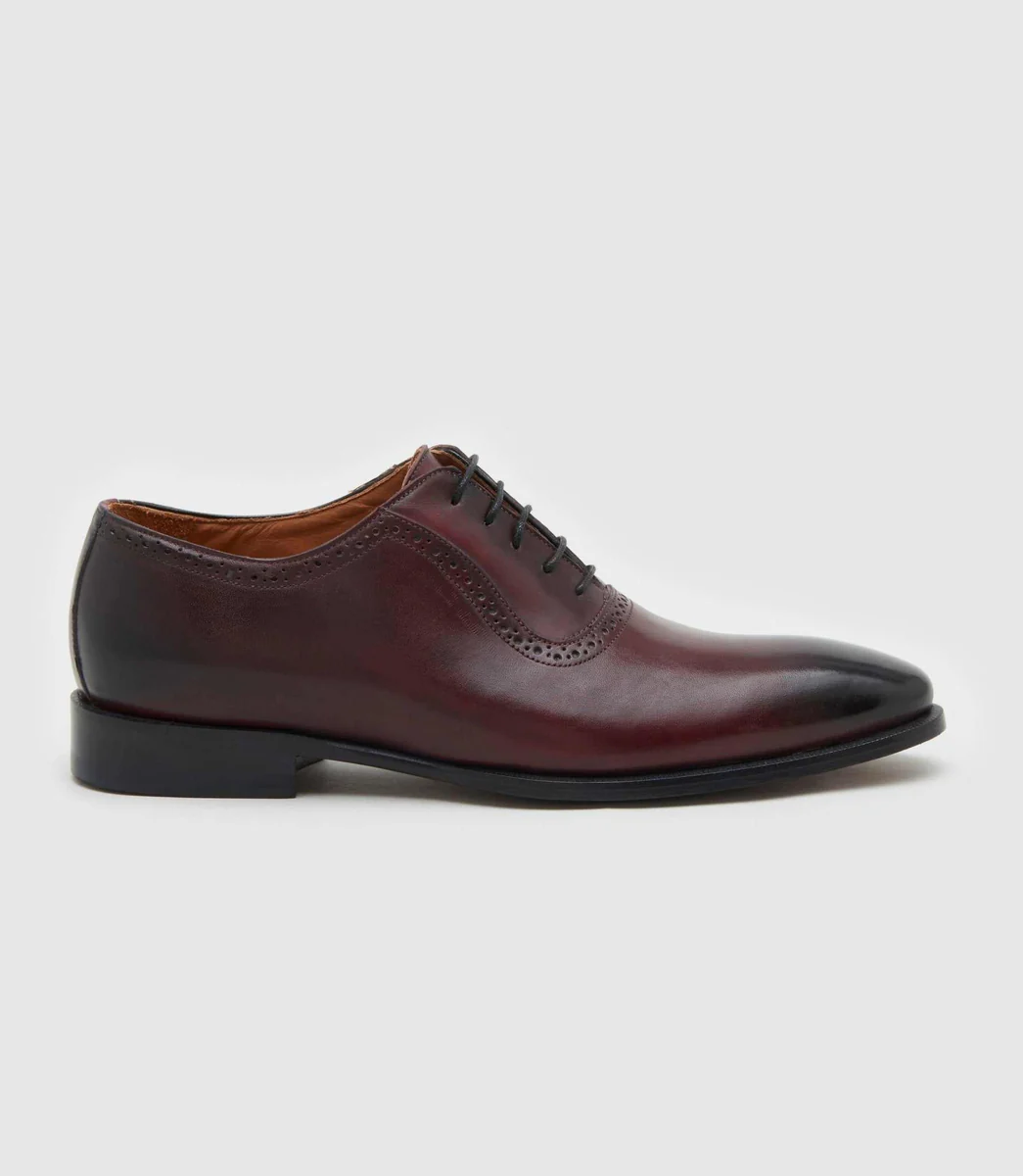 Chaussure couture en cuir bordeaux 