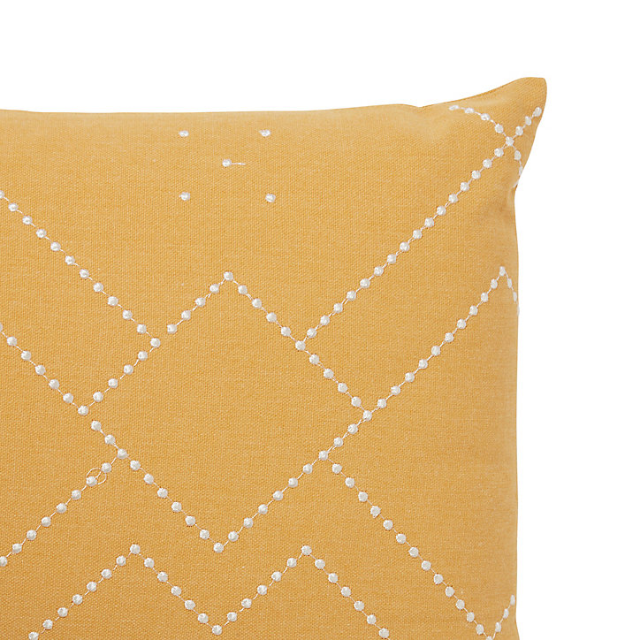 Coussin Amun Effet brodé 50x30cm GoodHome Ocre