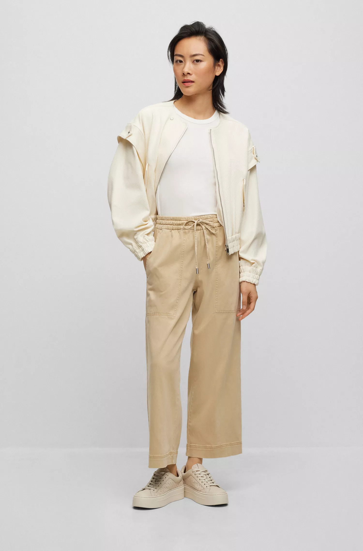 Calça BOSS preta, modelagem relaxada, com cordão na cintura, em cetim elástico tingido em peça.