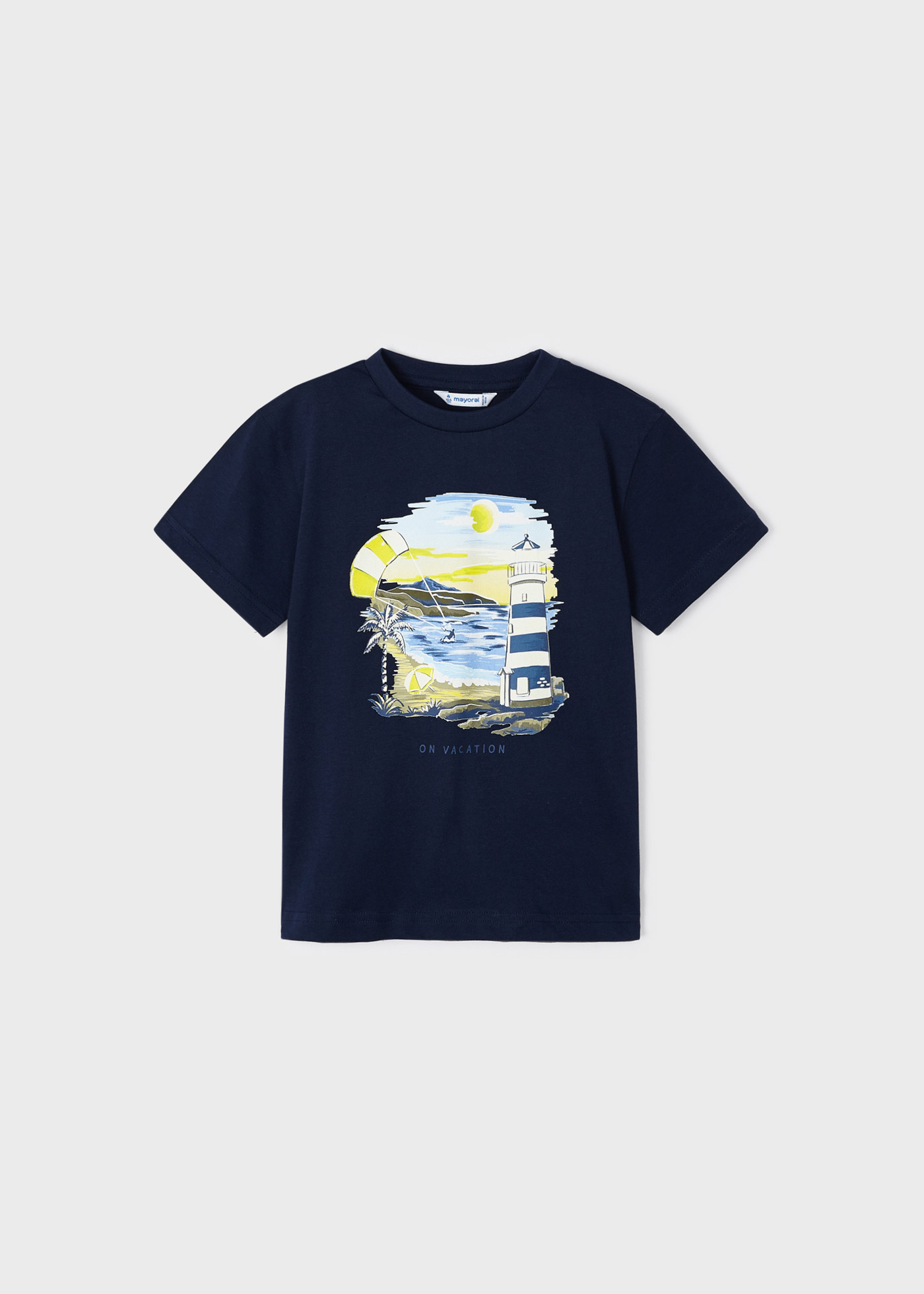 Camiseta infantil com estampa interativa, feita de algodão sustentável.