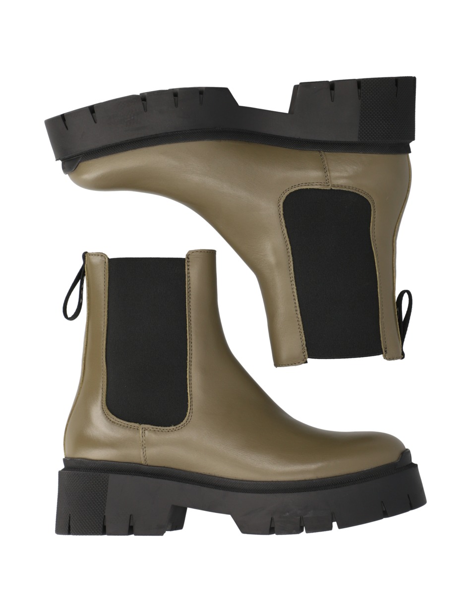Kris ChBootie-C