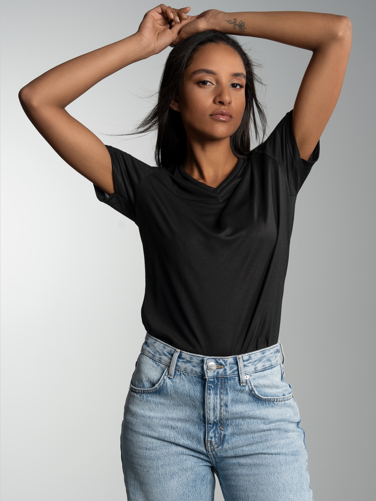 V-Shirt aus 100% Lyocell Schwarz