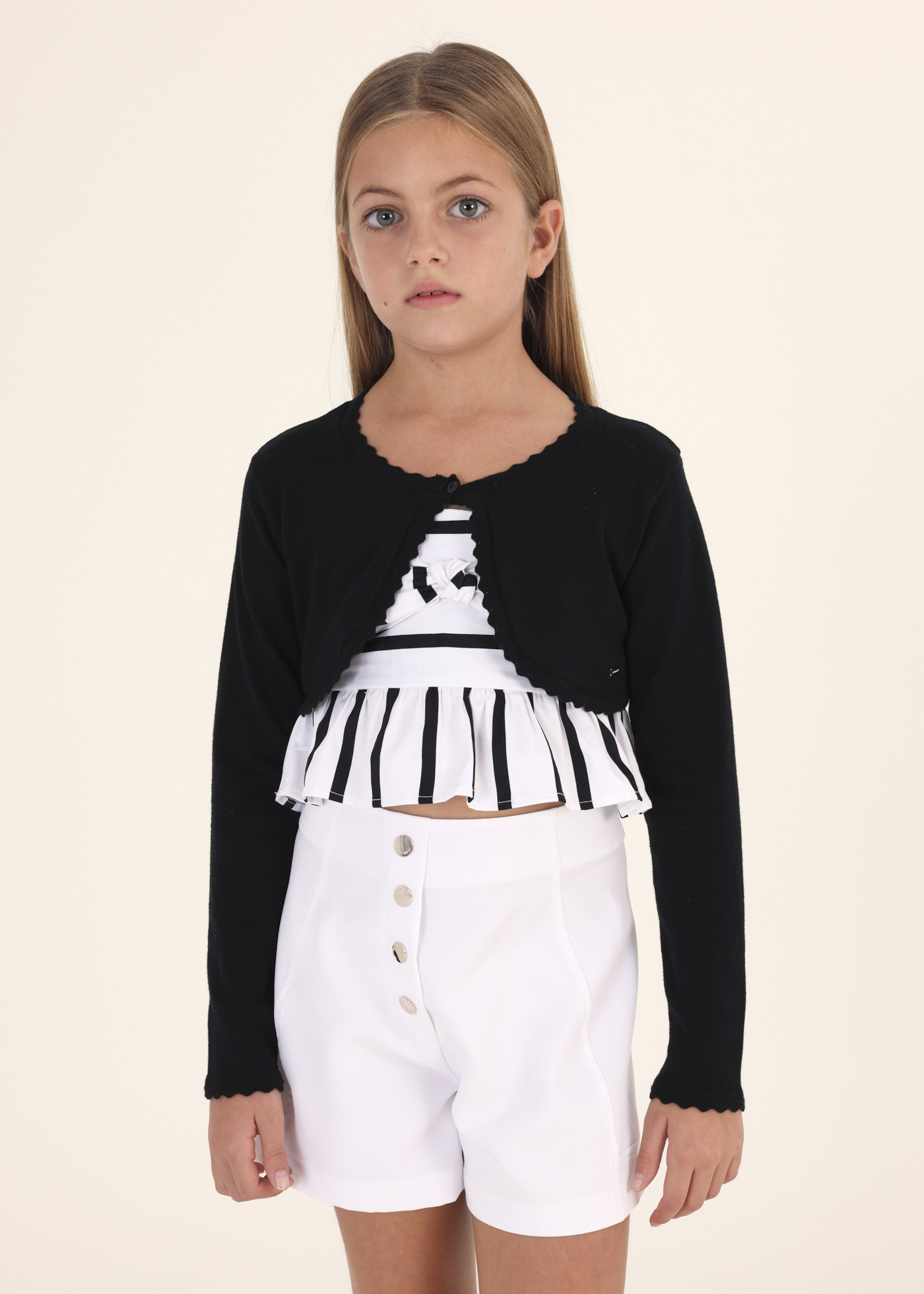 Casaquinho estilo bolero feito com algodão sustentável para meninas