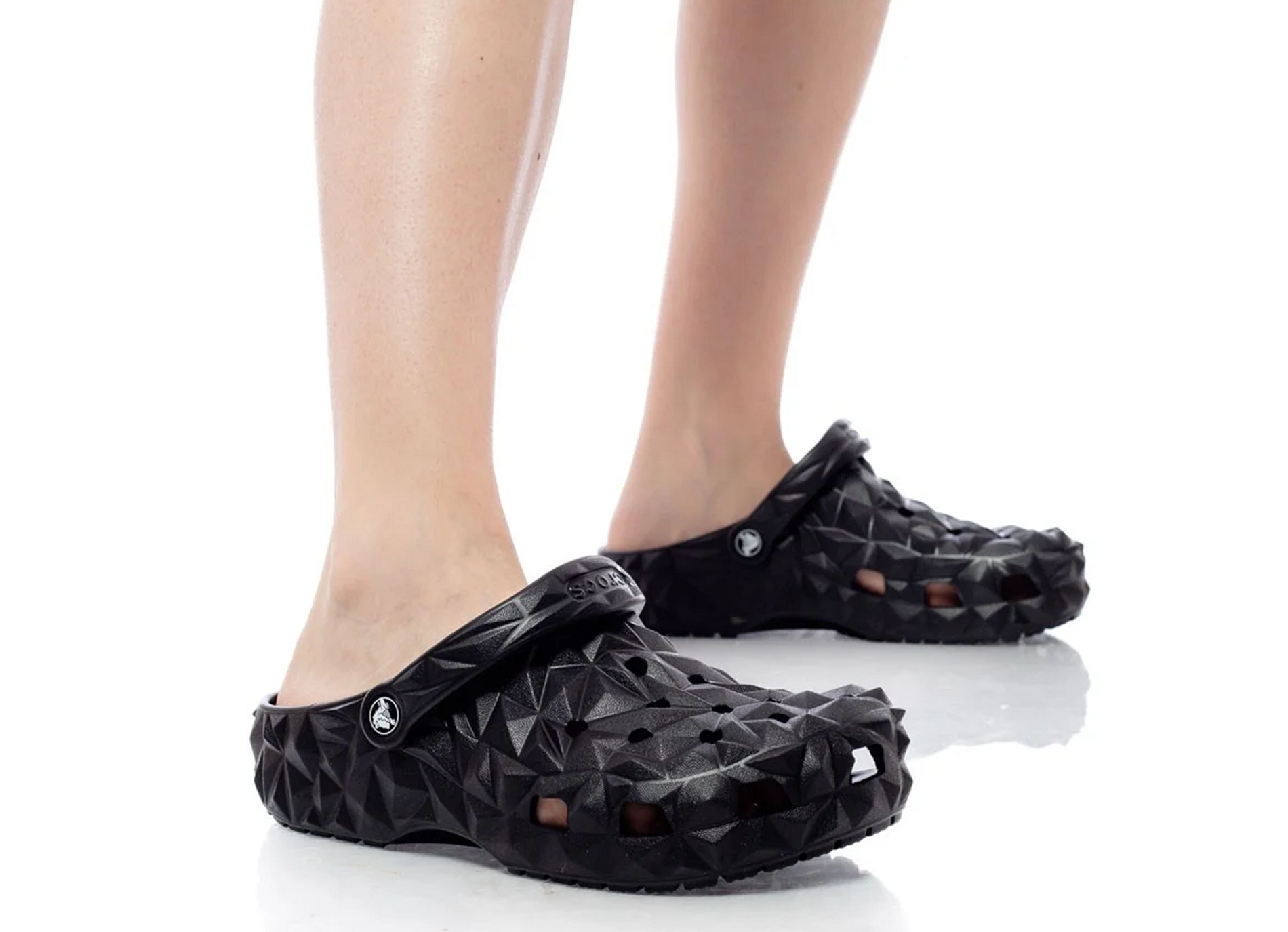 Classic geometric clog noir