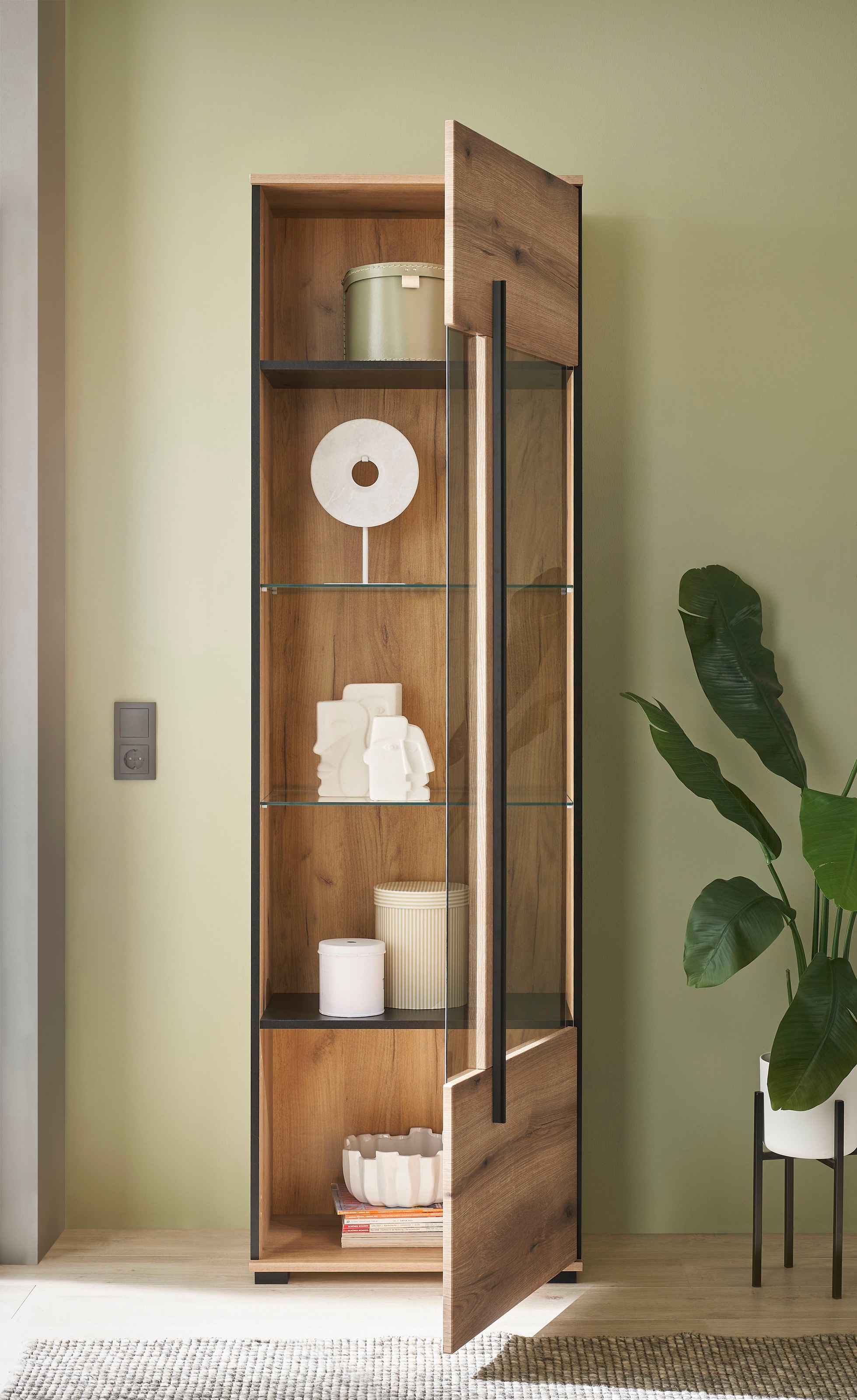 INOSIGN Vitrine »Cantara, Vitrinenschrank in Eiche Evoke oder weiss, Standvitrine« schwarzer Stangengriff, ausreichend Stauraum, vielseitig einsetzbar