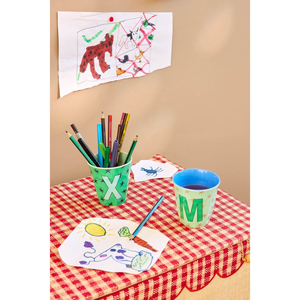 Køb Rice Flowers Medium Melamin Kop Med Bogstavet M