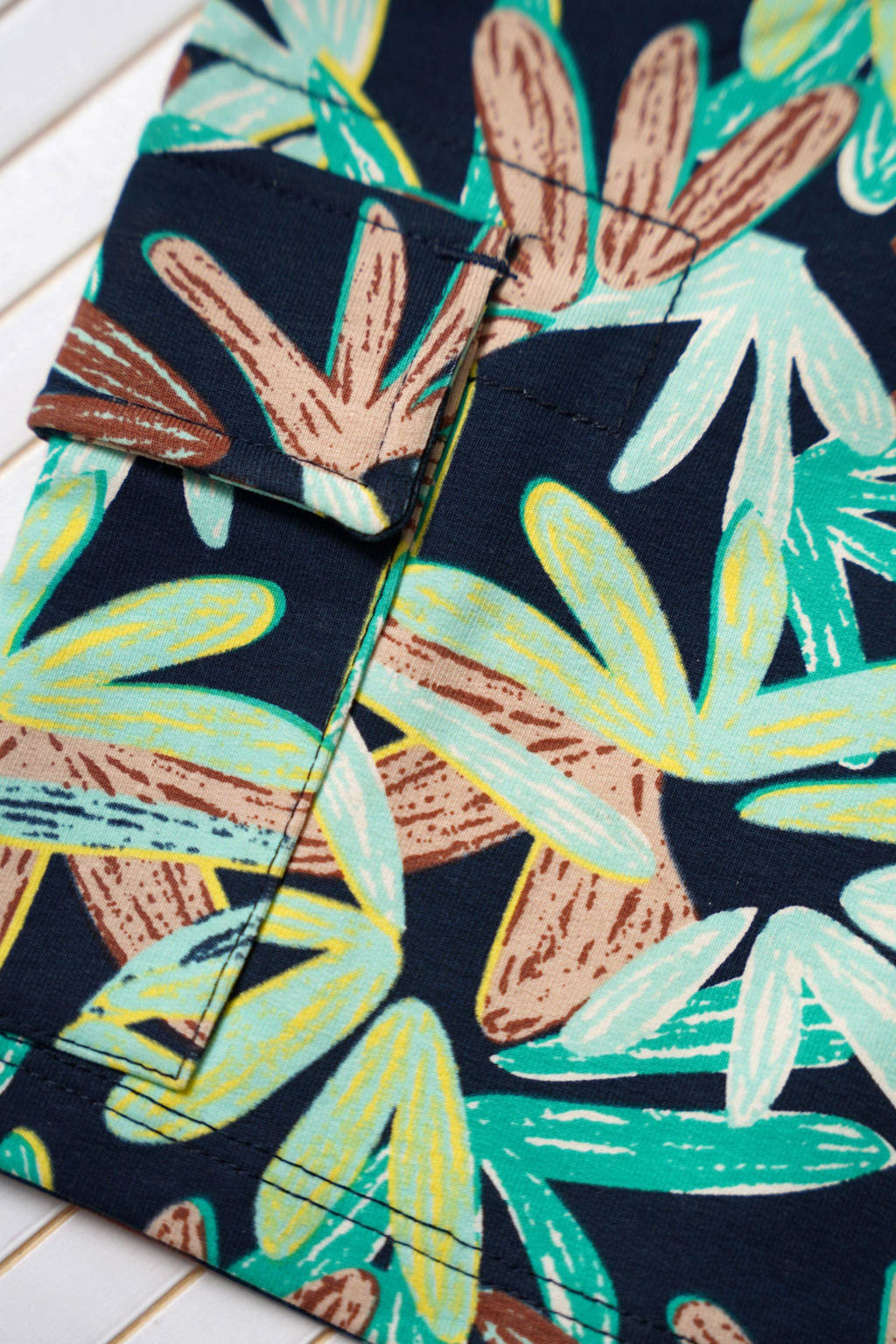 B.Nosy sweatshort met bladprint donkerblauw/groen
