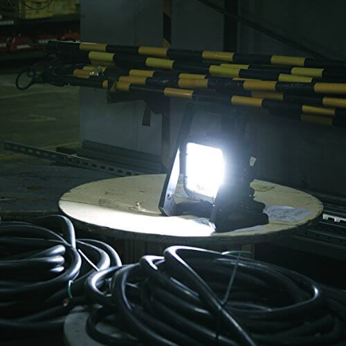 Makita DEADML805 14.4V/18V Li-ion accu LED bouwlamp - werkt op netstroom & accu
