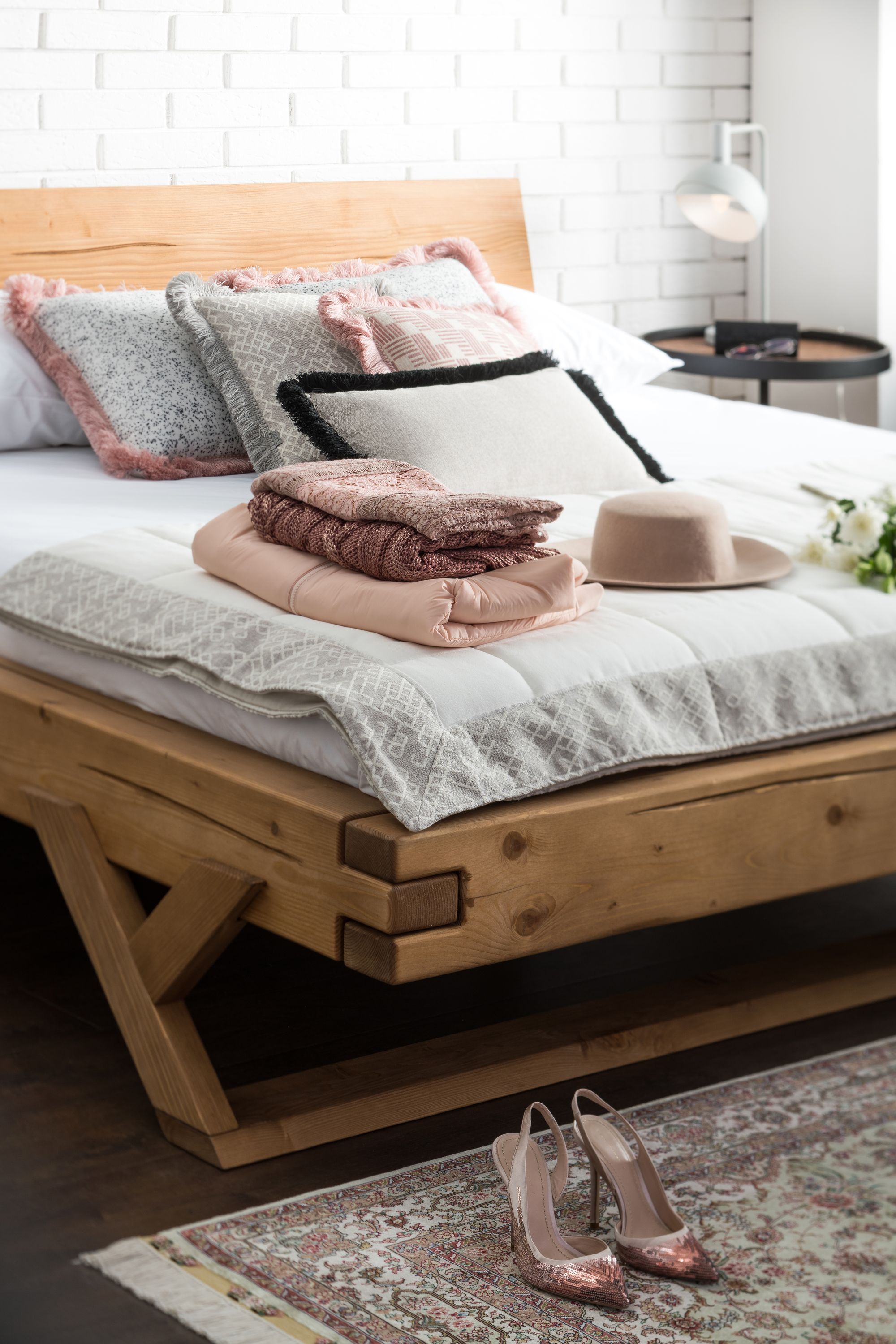 Balkenbett 140 x 200cm Massivholz Bettgestell Doppelbett Ehebett Bettrahmen