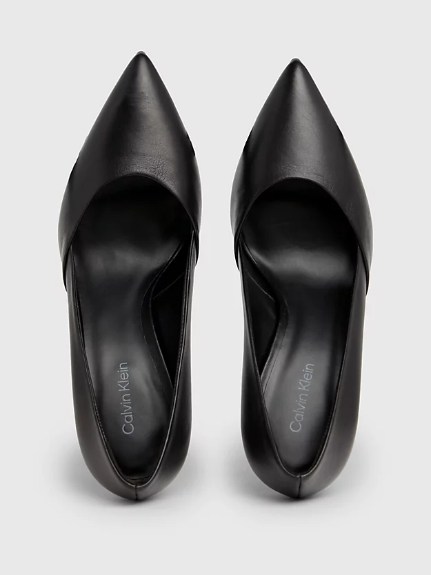 Sapatos de couro com salto agulha
