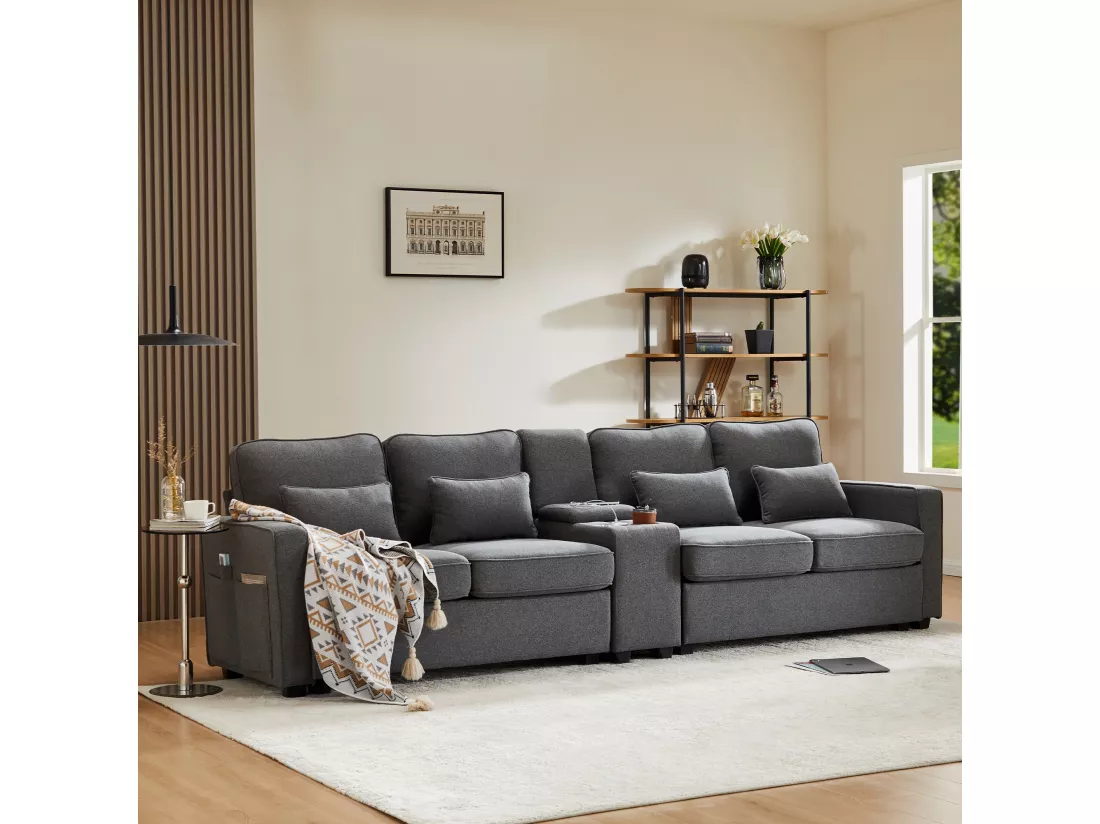 Canapé moderne 4 places en tissu lin avec console, 2 porte-gobelets, 2 ports USB (possibilité de chargement par câble)