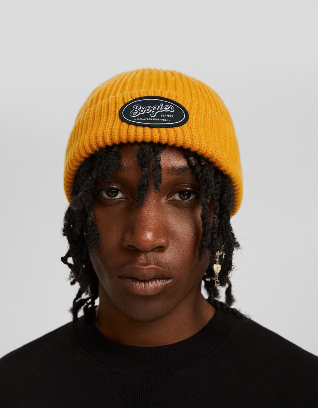 Gorro curto canelado com detalhe de aplique