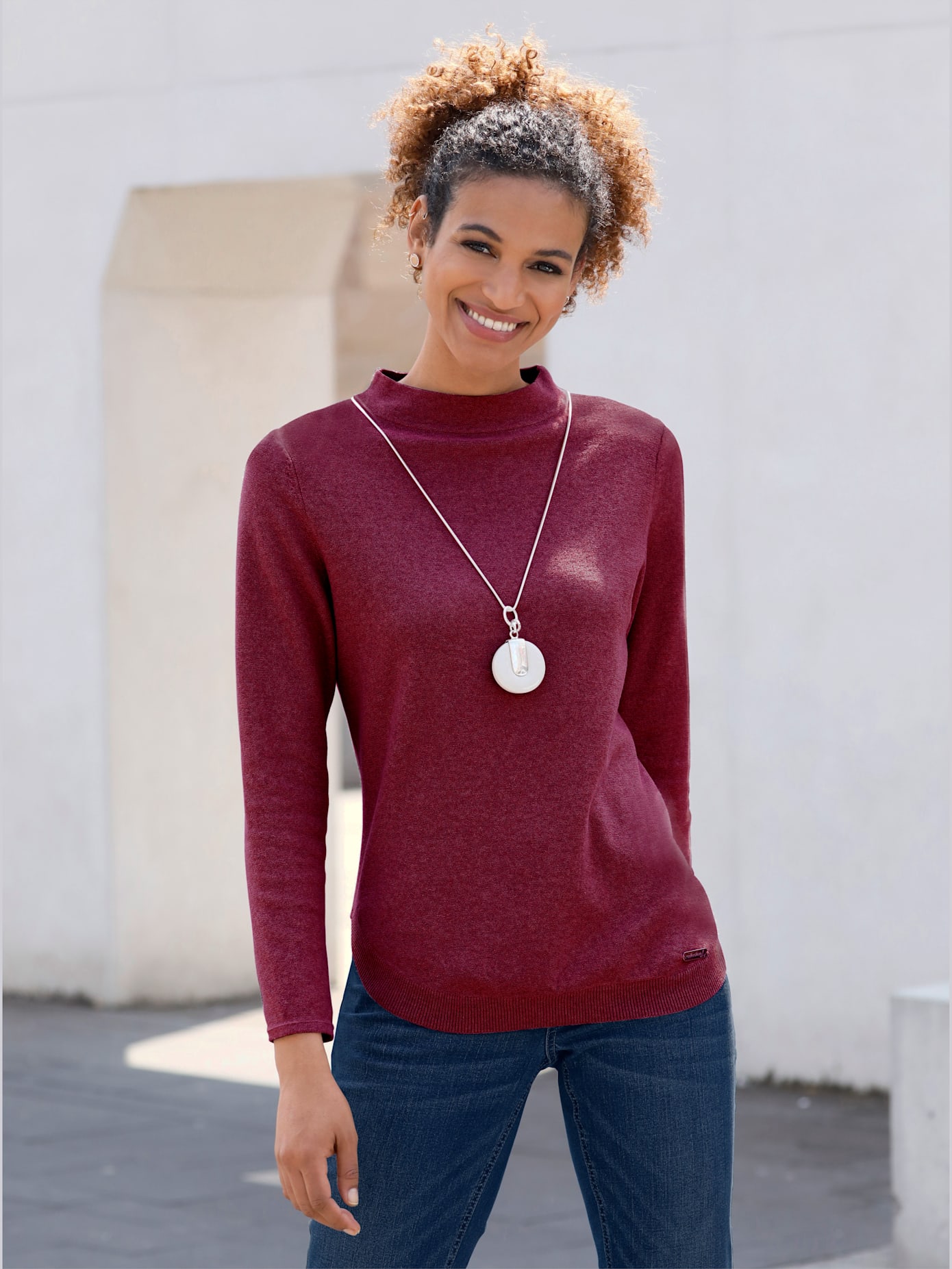Pull femme léger col montant ourlet arrondi avec finitions côtelées