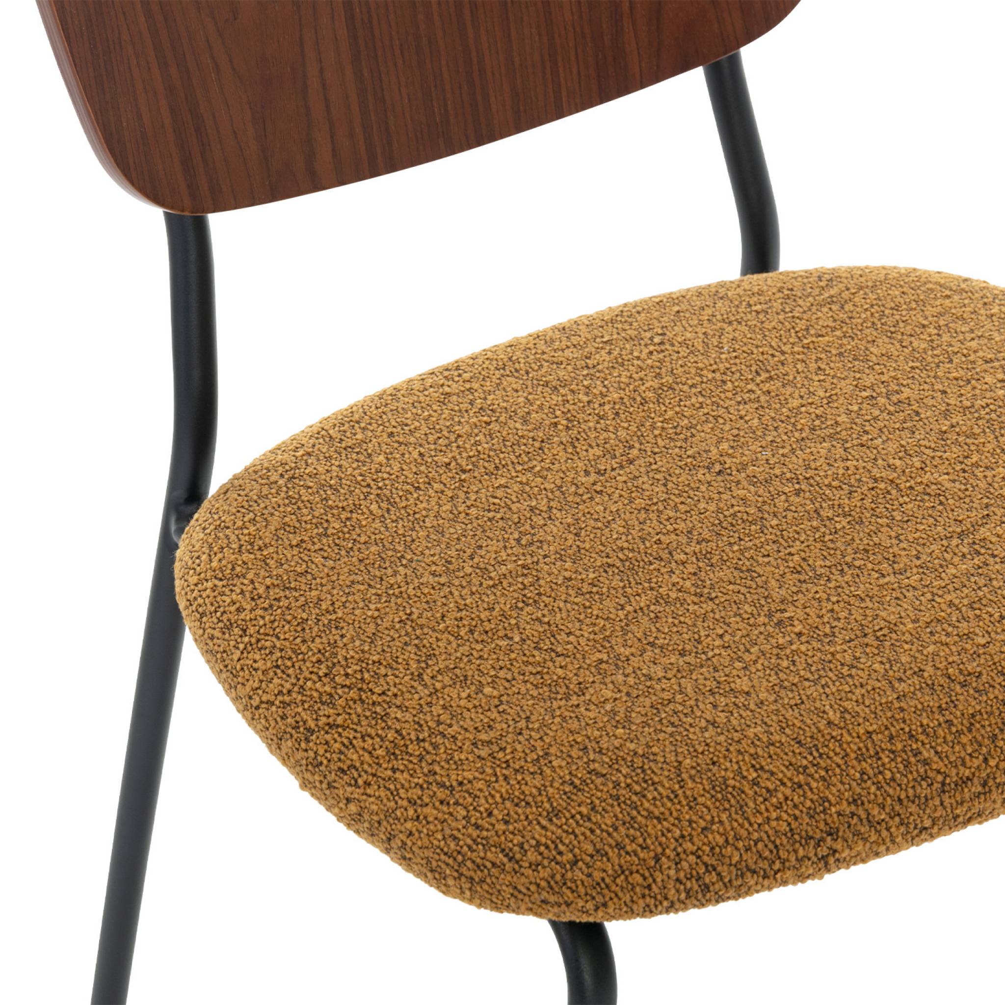 Lot de 2 chaises assise bouclette texturée moutarde. Dossier bois de peuplier courbé. Pieds en métal noir mat