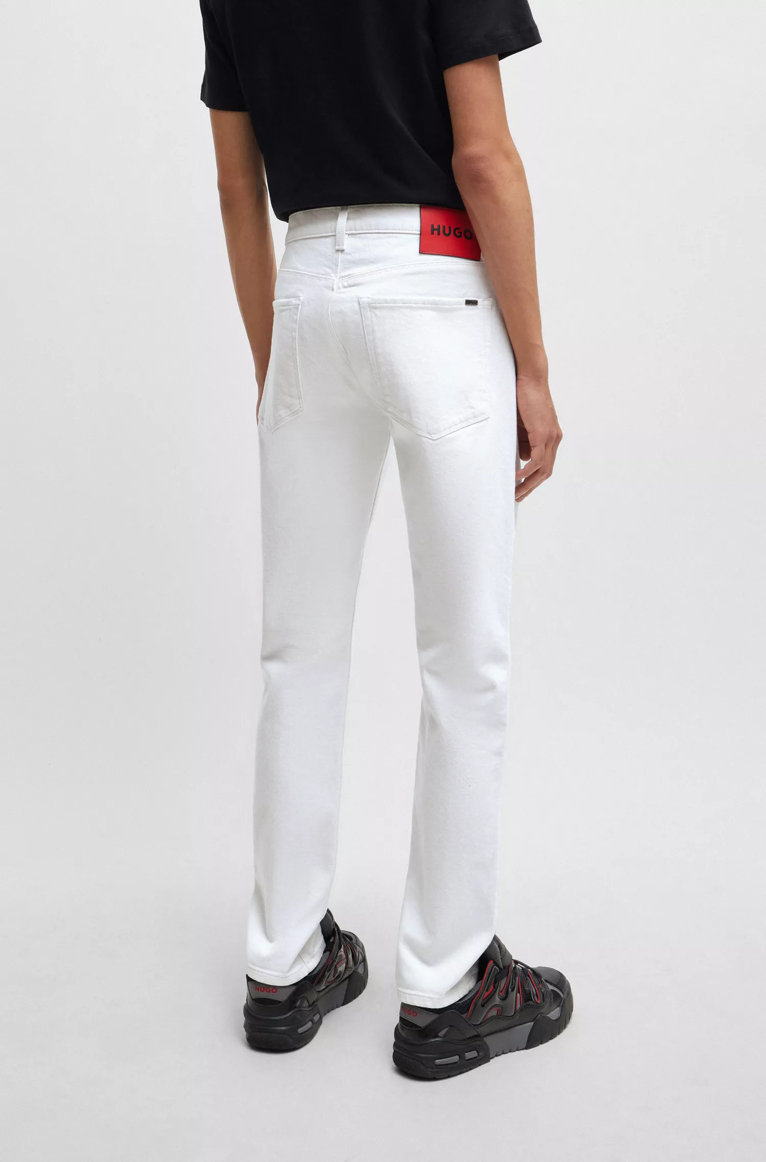 Calça jeans HUGO vermelha, extra slim fit, em denim branco com elasticidade confortável.