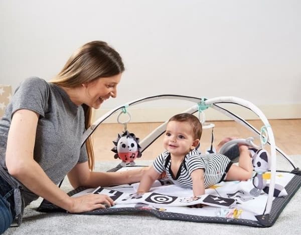Tiny Love Pedagogisk matte Gymnastikk for baby med sløyfer - Magic Land - svart og hvit