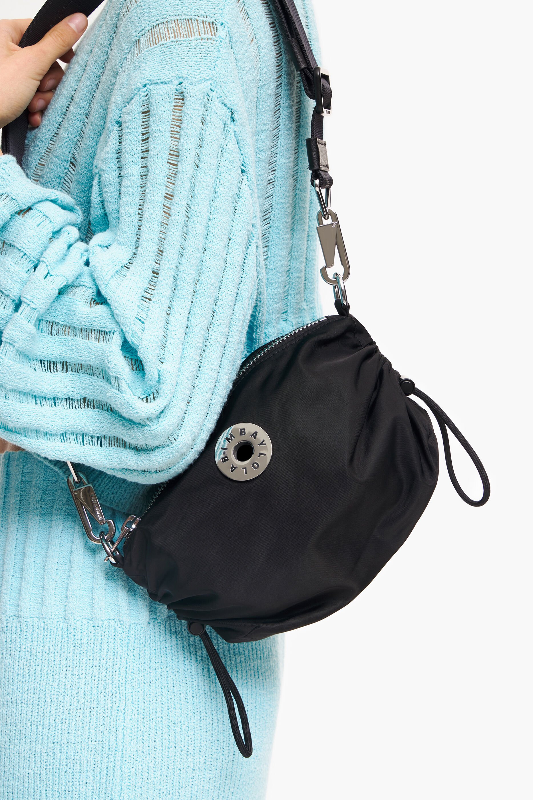 Bolsa de ombro pequena em nylon com franzido, preta.