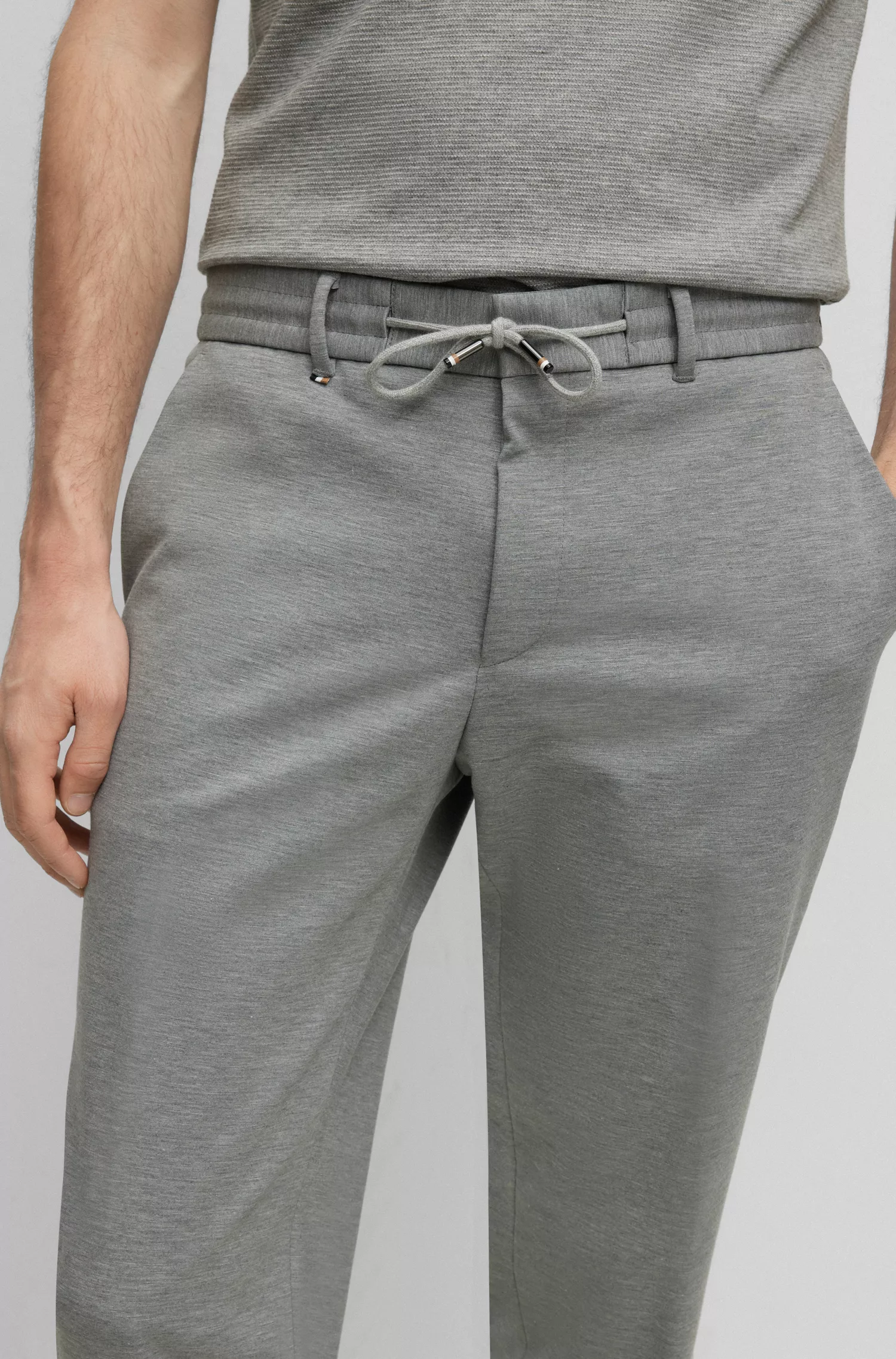 Calça BOSS preta de corte slim em malha interlock mesclada